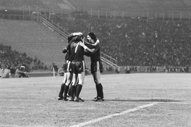 Futbalmeccsek : Újpest Dózsa-Honvéd 3:2; FTC-Vasas 1:1