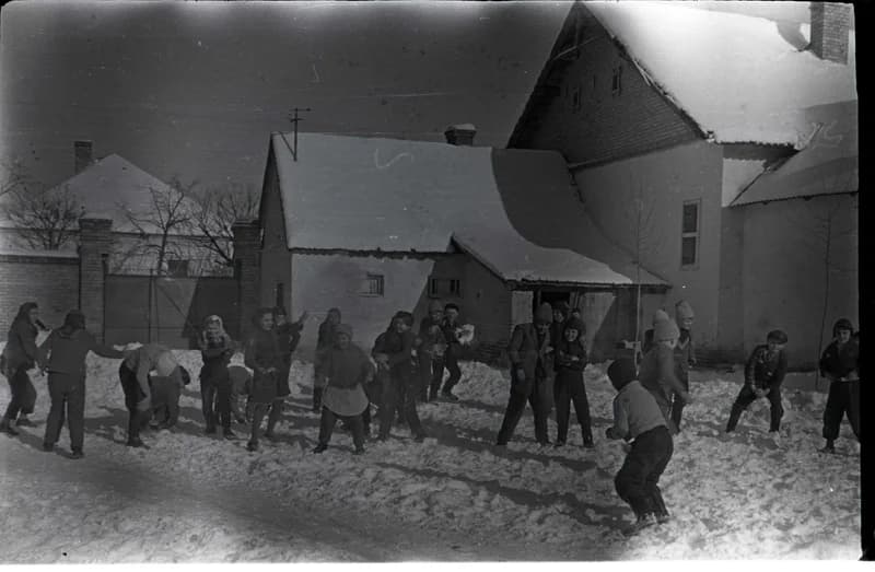 Hógolyózás az iskola udvaron