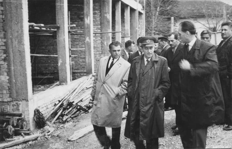 Az épülő iskola előtt