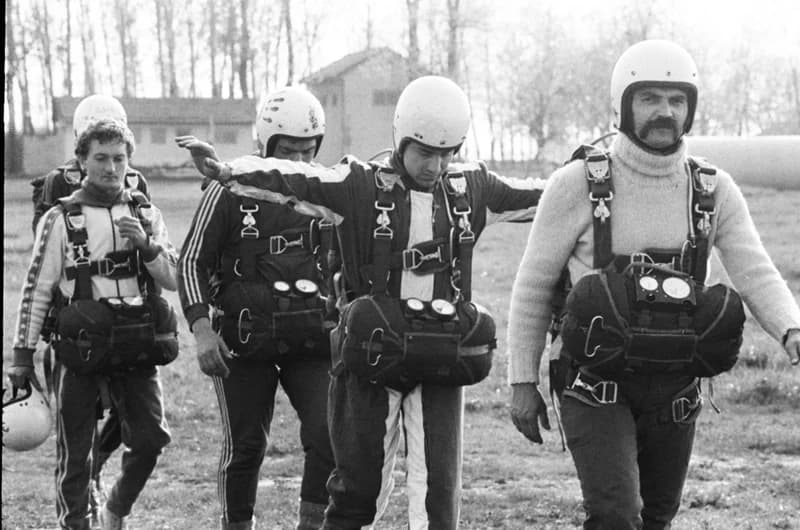 Ejtőernyősök a cseneji reptéren