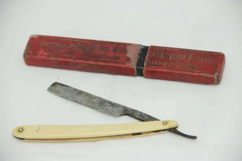 Borotva papírtokkal