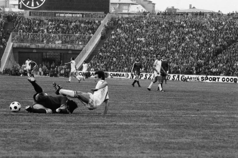 Futbalmeccsek : Újpest Dózsa-Honvéd 3:2; FTC-Vasas 1:1