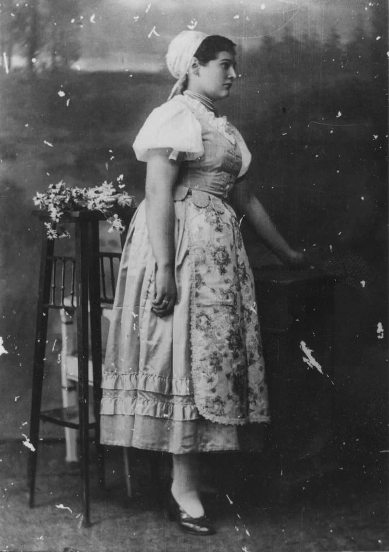 Fiatal nő népies viseletben