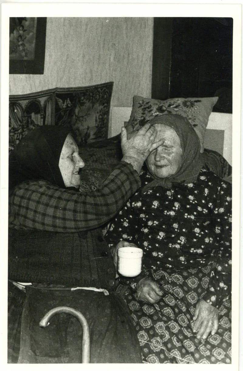 Szenesvízzel gyógyító asszony