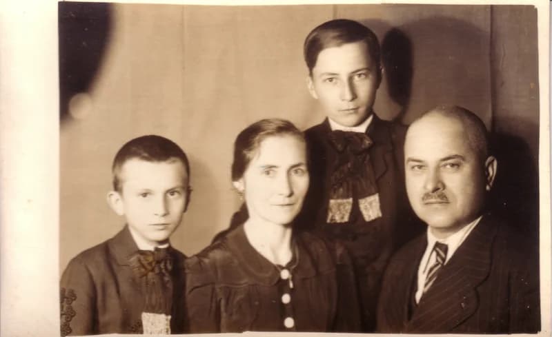 Csikós János családjával