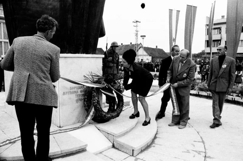 Emlékmű átadás Lovćenacon