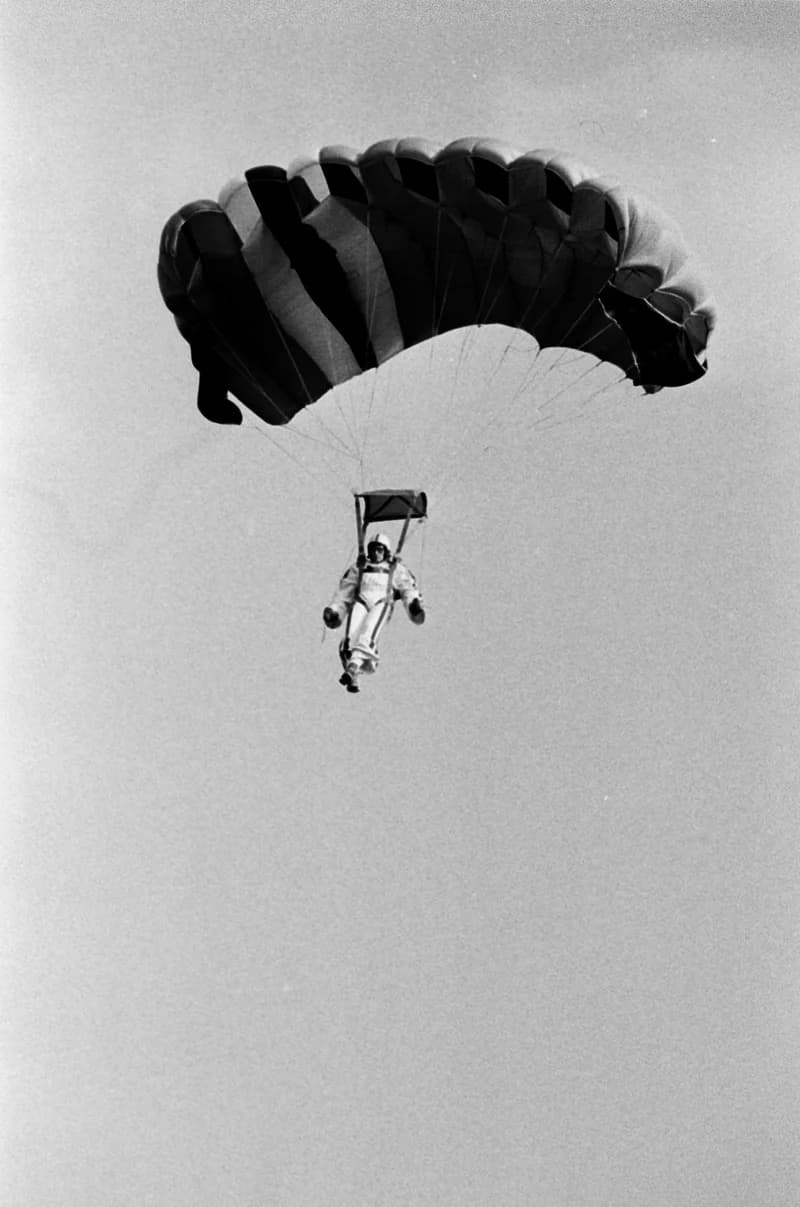 Ejtőernyősök a cseneji reptéren