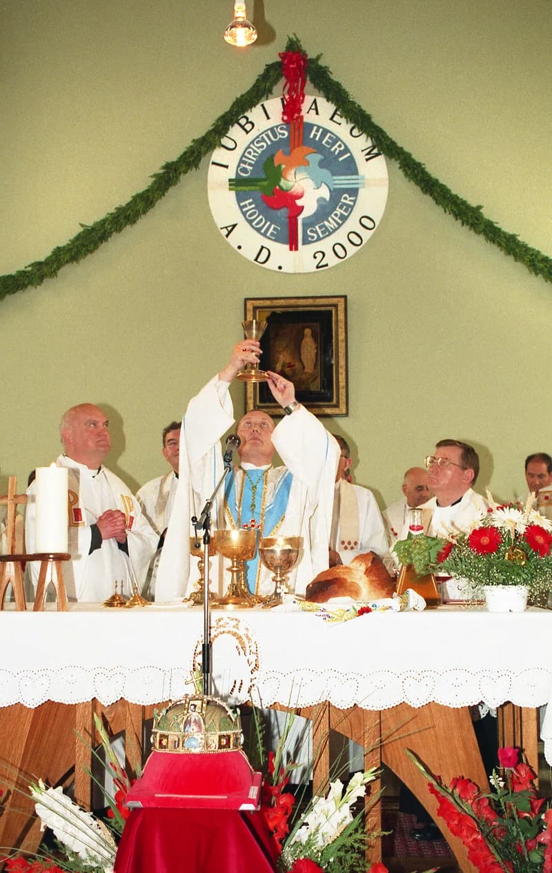 A temerini Lourdes-i Szűz Mária emléktemplom (Lourdes-i Boldogasszony templom)  felszentelési szertartása  és   ez  alkalomból  bemutatott szentmise, 2000. 7. 20,  Csütörtök