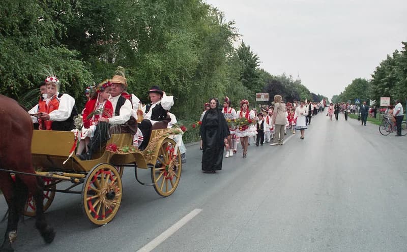 Temerin, Illés-napi menet, útban a Telep  városrészben  felépített, felszentelésre váró új templom felé