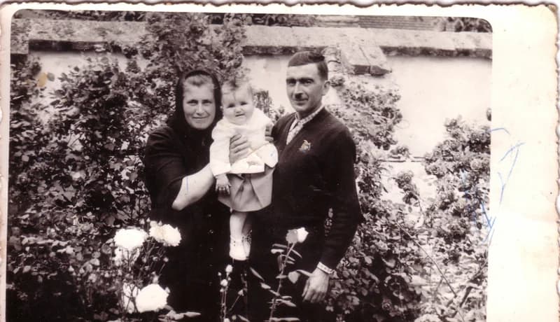 Lackó József feleségével és kislányukkal