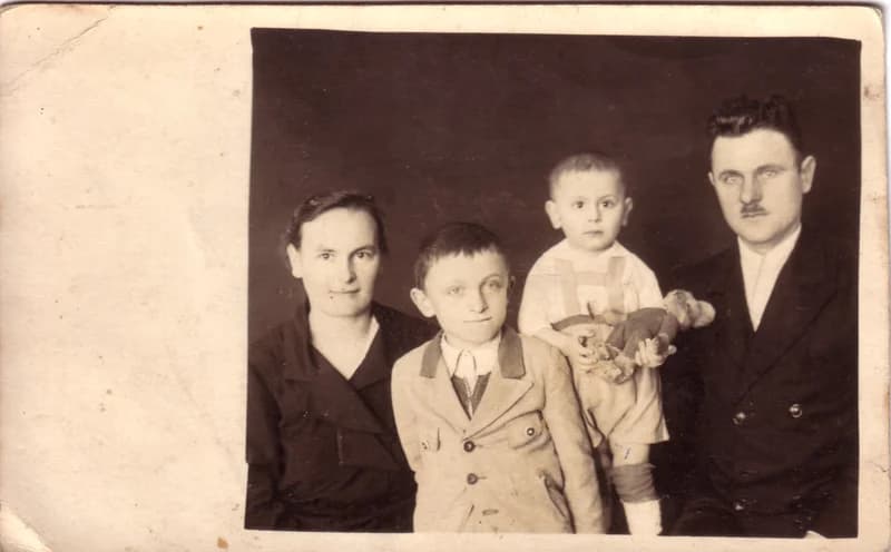 Dencs Mihály családjával