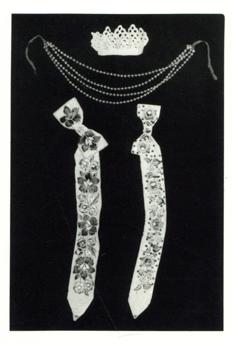 Smizli (nyakfodor), főkötők és gyöngysor