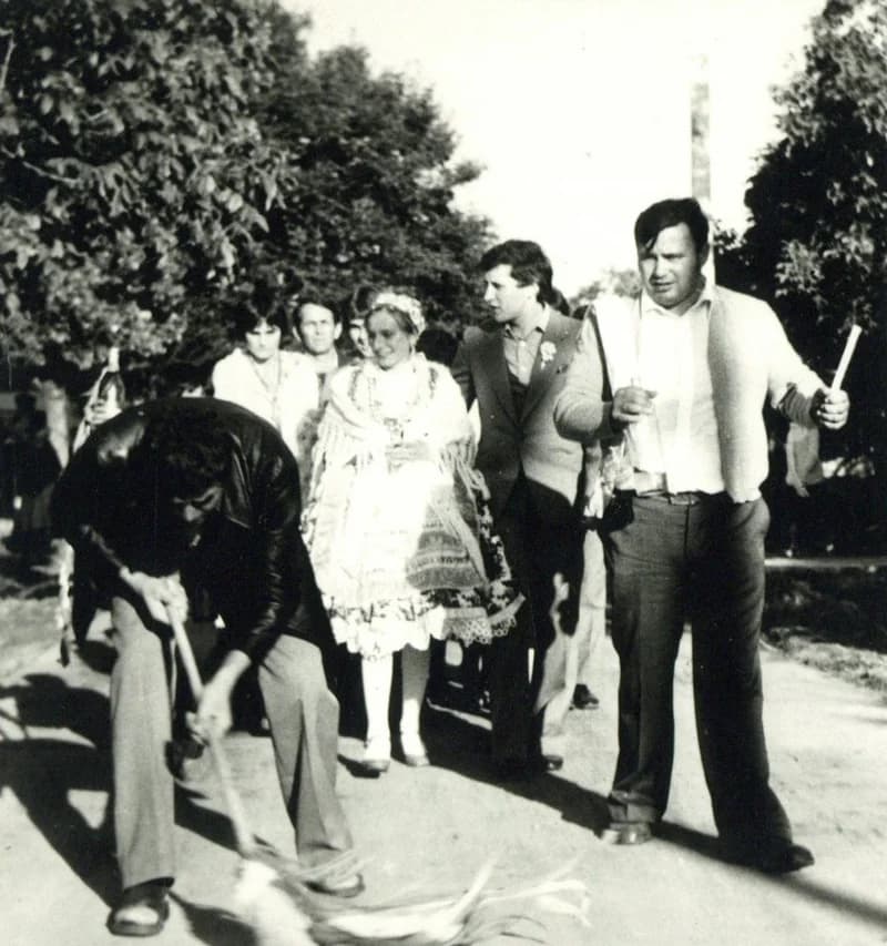 Az új pár hazakísérése a lakodalom után