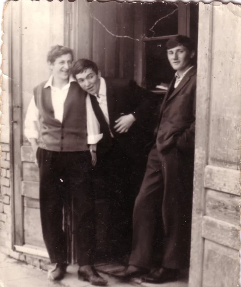 Fiúk a kocsma ajtóban