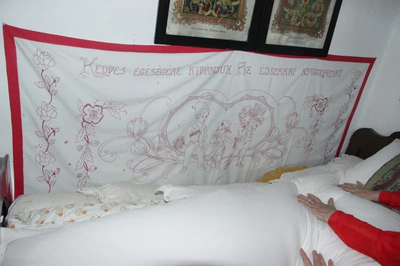 Falvédő ágy mellé