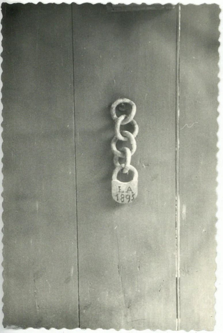 Fából kifaragott lánc és lakat