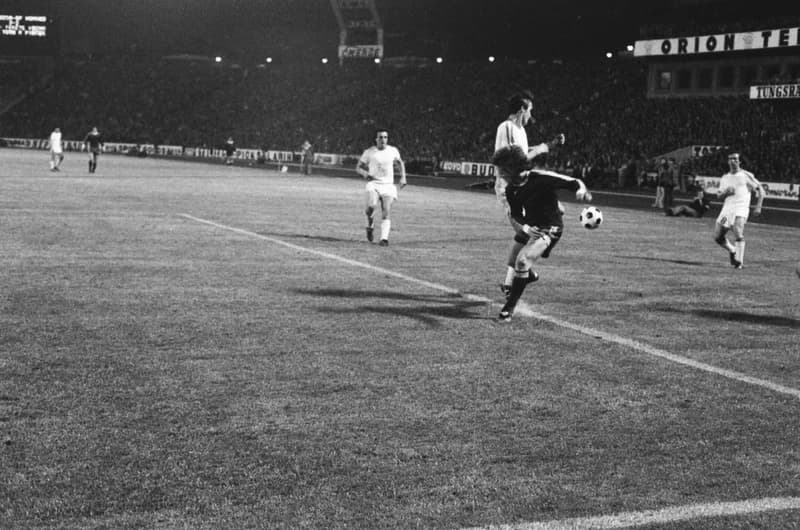 Futbalmeccsek : Újpest Dózsa-Honvéd 3:2; FTC-Vasas 1:1