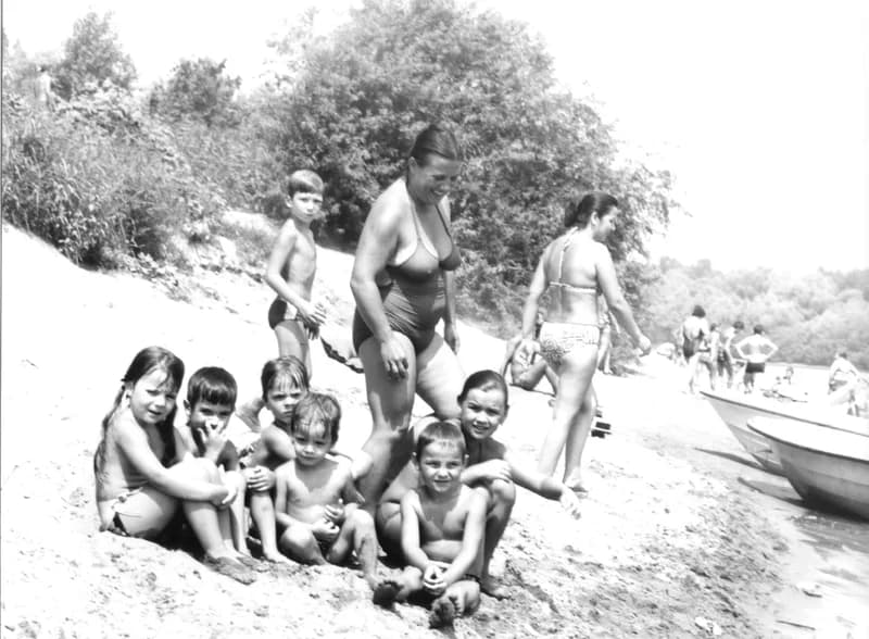 A Fehér család és barátaik a zentai Tisza-parton a "Halászcsárdánál"  