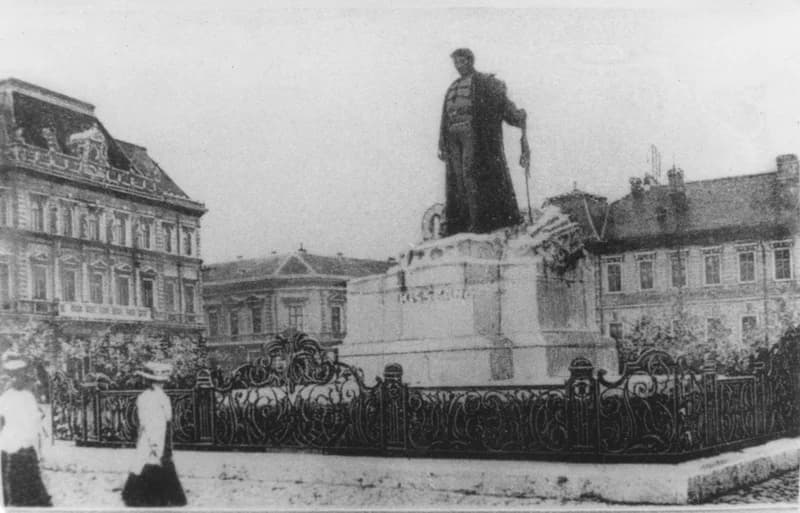 Részlet a Ferenc József térről Kiss Ernő szobrával