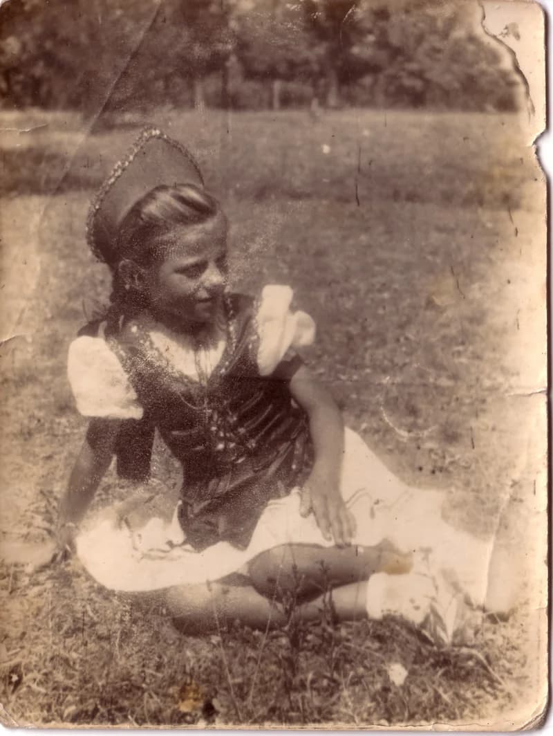 Kislány magyaros ruhában