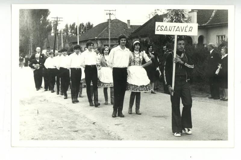 Néptánccsoportok felvonulása