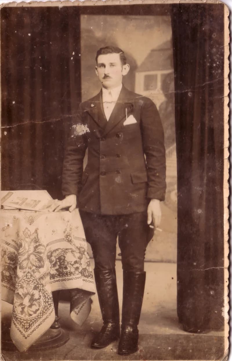 Férfi bőrcsizmában