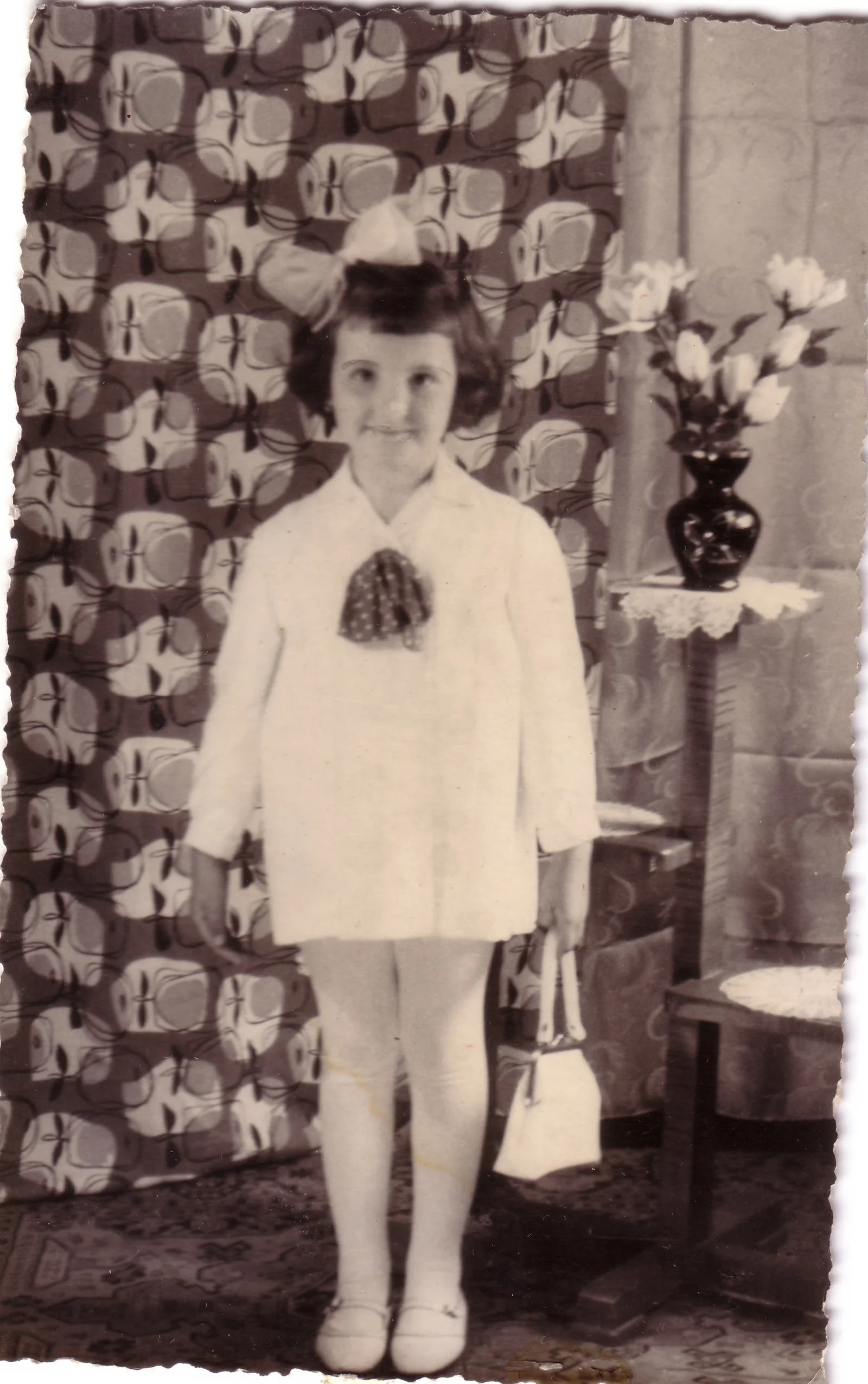 Kislány ridiküllel